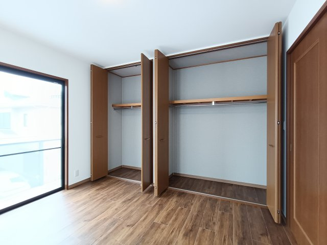 【洋室約7.0帖　収納】　こちらの洋室にも収納が備わっており、荷物の多いご家庭でも安心です。