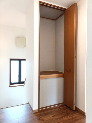 【廊下収納】　廊下に設けられた収納スペースは、生活用品の整理に役立つ便利な設備です。