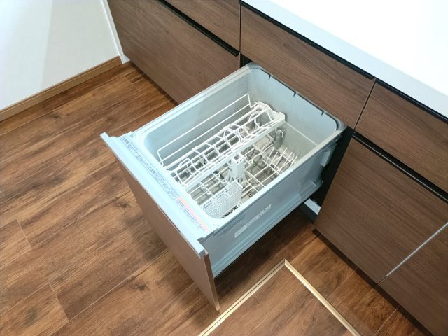 【食器洗浄乾燥機】　食器洗浄乾燥機が備わっており、後片付けの負担を軽減してくれる便利な設備です。