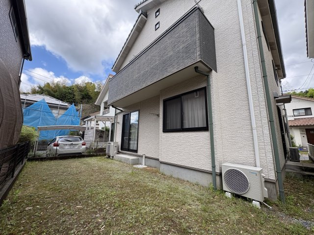 庭は家庭菜園やガーデニングなど多用途に活用可能。リビングから出入りできるためお子様の遊び場やちょっとしたくつろぎスペースとしても使いやすいのが魅力です。外の空気を感じながら過ごせるゆとりある空間。