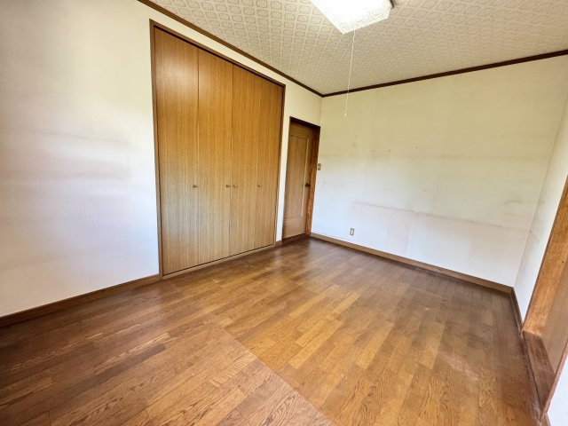 落ち着いた雰囲気の洋室は、主寝室や個室として使いやすい空間。収納スペースも確保されており、お部屋をすっきりと保てます。窓からの採光もあり、明るさと落ち着きを兼ね備えた居室です。