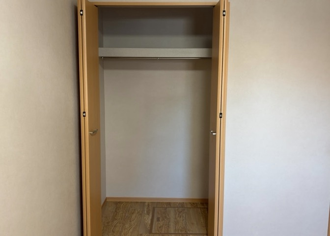 デザイン性を重視しすぎて収納が少なかった！なんてことにならないため、事前に現地で収納の数を確認しておくことをお勧めします。クローゼット以外にも床下収納や屋根裏収納、パントリーなどもチェックしましょう。