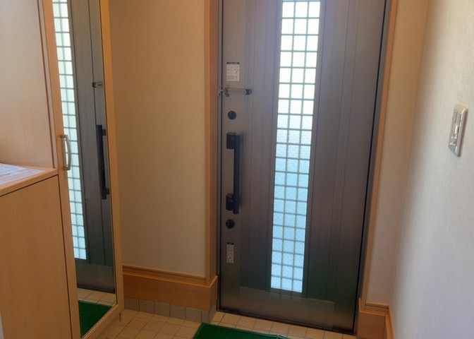 玄関は家の顔でもあり、家族以外の目にも止まる場所です。玄関は外との間を仕切る扉、靴などをしまっておく収納スペース、靴脱ぎのたたきスペース、来客とのやり取りをするドアホンなど複数のアイテムからなります。