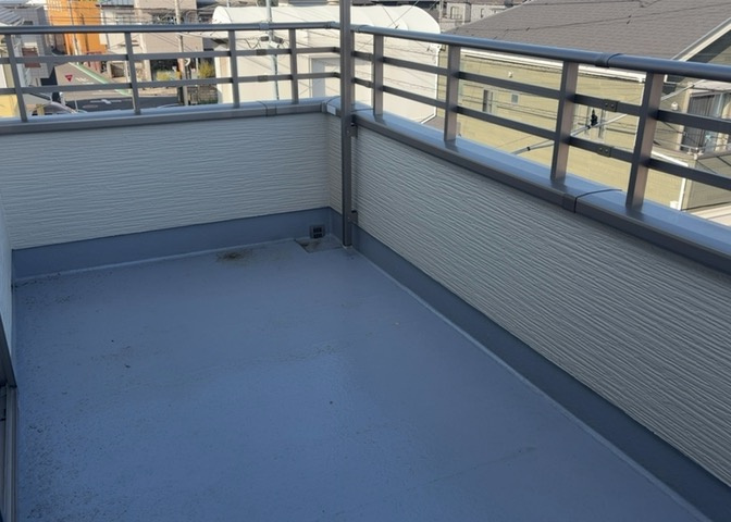 バルコニーは、室外の専用スペースのうち、「屋根がなく開放された空間」であるものを指します。ベランダより広いタイプのものが多く、日当たりもよいため家庭菜園などを楽しみたい人にとって適した環境となります。