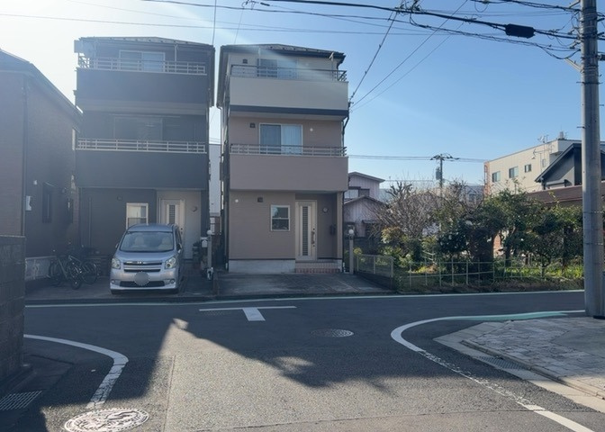 住宅用の土地では前面道路に2m以上接していなければならないと法律で定められています。しかし、お持ちの車のサイズやライフスタイルなどにより、2mでは利便が悪い場合もございますので、事前に確認しましょう。