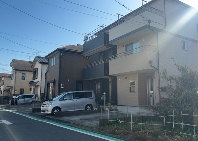 お持ちの車種によっては前面道路が広い方が便利でしょう。しかし、前面道路が広ければその分交通量が多くなるため、騒音などが気になる場合があります。実際に現地を見学し、周辺交通量や騒音などを確認しましょう！