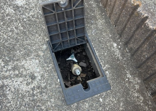 敷地内に散水栓や立水栓があると便利です。水道水を直接利用できるため、水を運ぶ手間を省くことが出来ます。大量の水を必要とする洗車作業や清掃などに役立ちます。その他設備とあわせて、現地でご確認ください。