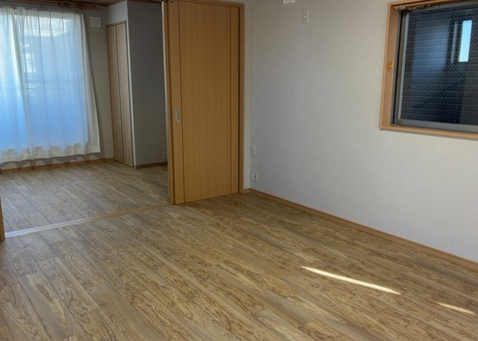 ダイニングは、食事や家族の団らんスペースとしてだけではなく、ほかの用途としても使用することができます。ダイニングテーブルを置き、食事のためのスペースを作ることでリビングとの差別化を図ることができます。