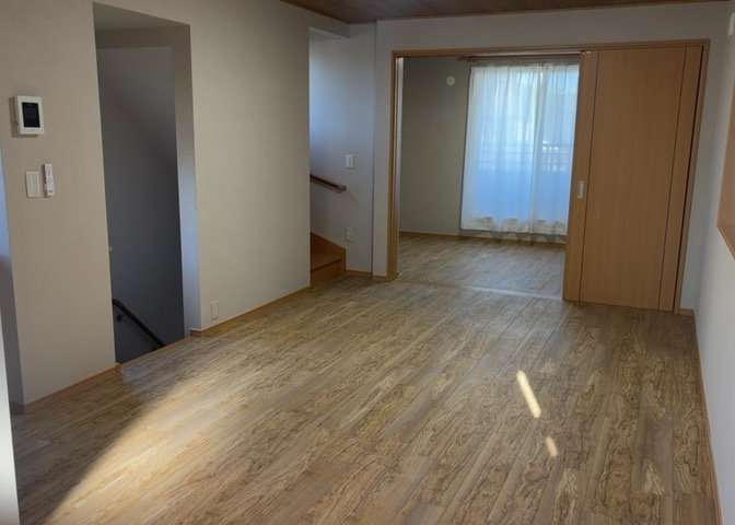 直線タイプはLとDKを一直線に並べた形で対面キッチンのタイプです。一般的なのでよく見かけるかもしれません。直線タイプに似た直接アイランドタイプは、キッチンとダイニングの間に壁がない分広く感じられます。