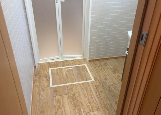 多くの戸建て住宅で見かける洗面脱衣所は、洗面台と洗濯機が2畳ほどのスペースに並べられていて、洗面所が脱衣所を兼ね備えている間取りが一般的です。お客様が利用することもある、パブリックな空間でもあります。