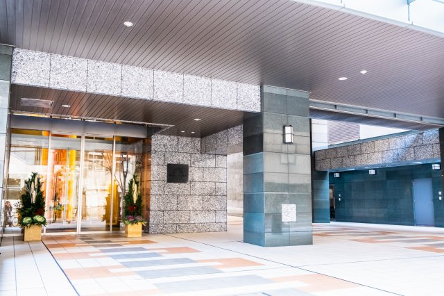 【エントランス外観】都市邸宅の玄関口にふさわしい、堂々としたエントランス庇がお出迎えします！
