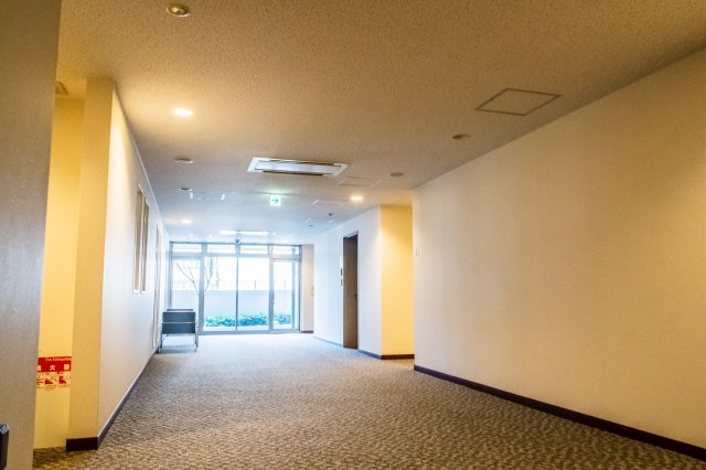 【ロビー】西向きの大きなサッシが印象的。自然光とダウンライトがやさしく空間を包みます。