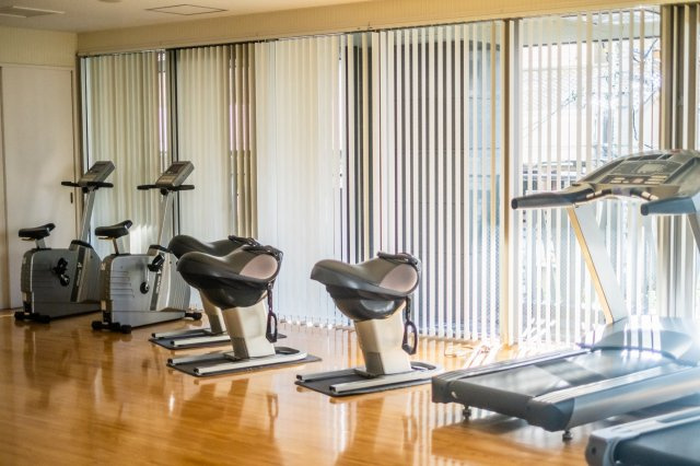 【ジムスタジオ】マンション内で気軽にエクササイズ！各種トレーニングマシンも設置しています！