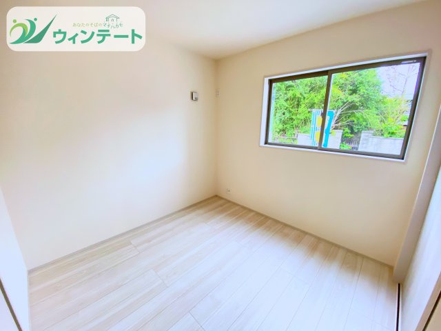 勉強部屋や趣味の部屋など、多目的に使える洋室。開放感のある窓から光と風が入り、毎日が快適に過ごせます。