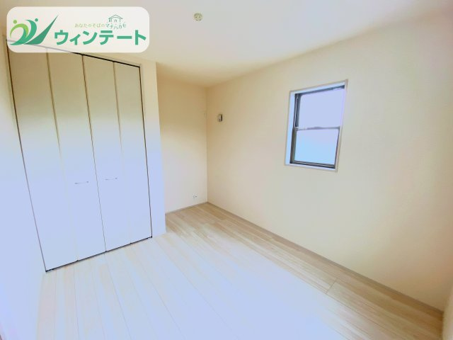 全室にしっかり採光を確保した明るい洋室。収納スペースもあり、家族それぞれのプライベート空間として快適に過ごせます。