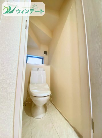 温水洗浄便座付きで快適にご利用いただけます。落ち着いた色合いで清潔感あふれる空間です。