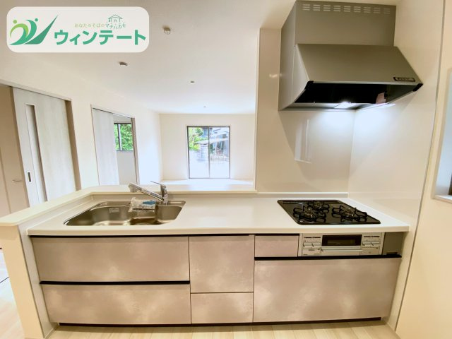 使い勝手の良い対面キッチン。動線が短く効率的に家事ができるため、忙しい朝も快適に過ごせます。