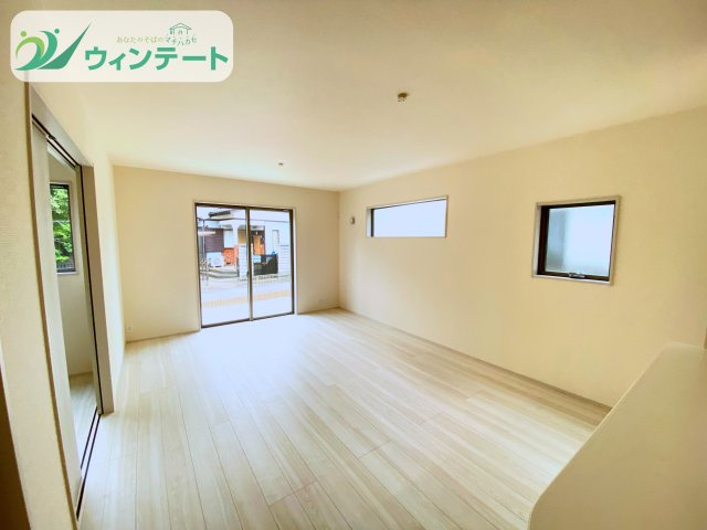 対面キッチンからはリビング全体が見渡せ、小さなお子さまがいても安心。家族の絆を深める空間です。