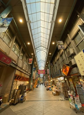 衣笠商店街　全長約250ｍのアーケード商店街です。