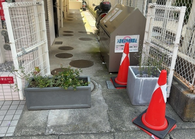 中庭（パティオ）とは、一つの建築物の内部に設けられた、壁などで囲われている庭のことを指します。コの字型、ロの字型が主流ですが、L字型の中庭もあります。最近では、インテリア性の高さからも人気があります。
