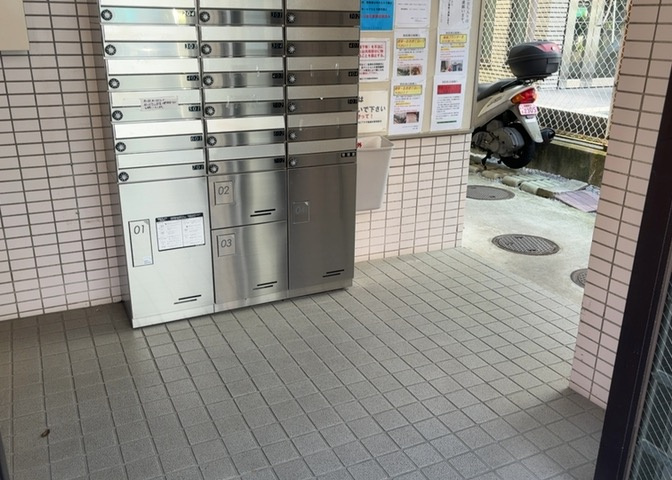 ラウンジは、マンションの共用スペースに椅子やテーブルなどを配置した利用者が寛げる空間です。屋内型ラウンジと屋外型ラウンジがあります。共用部分の管理状況と合わせて、詳細については現地でご確認ください。