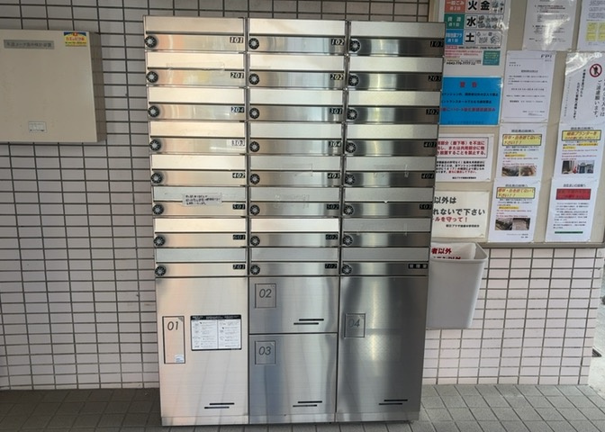 エントランス付近に設置されている集合ポストは、住んでいる部屋と離れているため、ポストをあさるなど誰かに何かされていても被害に気づきにくいです。入居する時には他人に特定されにくい番号で鍵をかけましょう！