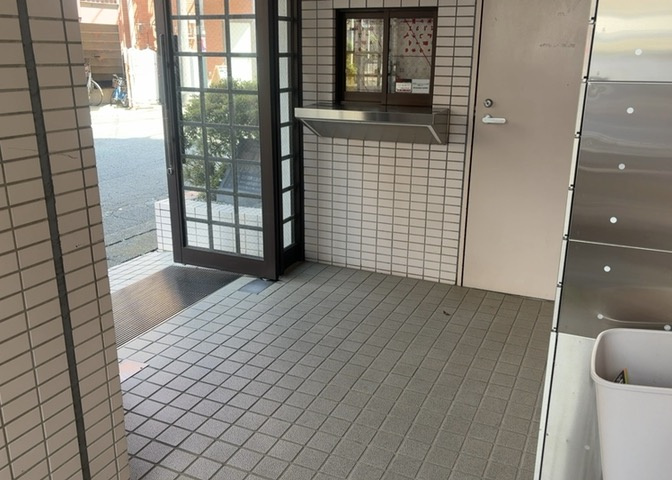 ロビーというと、エントランスと何がちがうの？と思いますよね。実はロビーとエントランスには明確な決まりはありません。物件によっては、エントランスを入って広がるある程度の広さのある空間がロビーとなります。