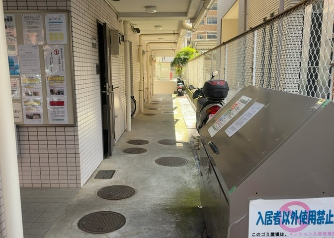 共用部分は、一棟の建物に住む区分所有者全員が共同で所有するとし、共用部分の管理、補修などは、区分所有者で形成される管理組合が行います。個人の判断で勝手に変更することはできませんので覚えておきましょう。