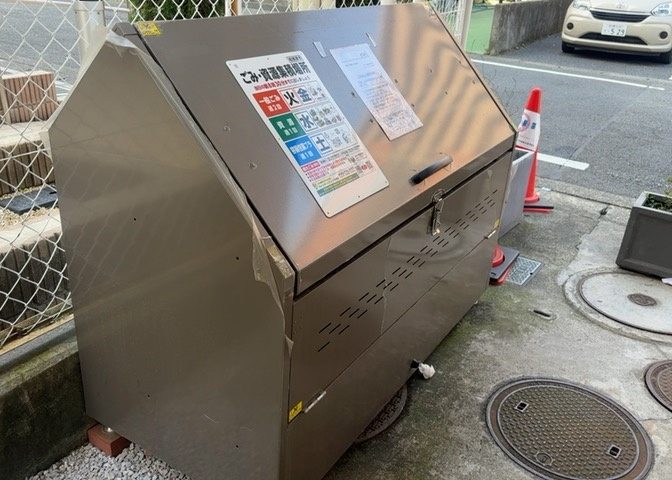共有部分は、住民なら誰もが使える設備のこと。例えば駐車場やエレベーター、インターネット設備、セキュリティ設備などがあります。他にも、マンションの廊下・外部階段やエントランス・ゴミ置き場などがあります。