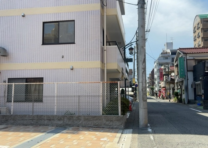 隣家の土地はどうなっているのか、生活利便施設が近くにあるのか、学校まで近いかなど、お客様のライフスタイルにあわせたイメージが重要です。また、近くにあると困る施設が近くにないかも確認するといいでしょう。