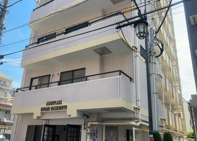 ＲＣ造、Reinforced　Concreteは直訳すると補強されたコンクリートです。主に柱や梁・床・壁が鉄筋とコンクリートで構成おり、鉄筋を組んだ型枠にコンクリートを流し込んで固めたものを指します。