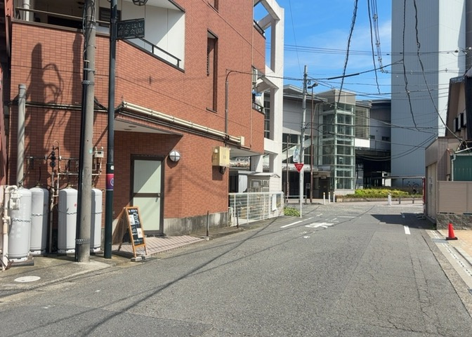 眺望を気にして物件を探す場合、前面に建物が建っていないか現地で確認しましょう！前面に建物があると景色はもちろん、日当たりや風通しにも影響が出てきます。住んだ時のことを想像しながら現地見学をしましょう。