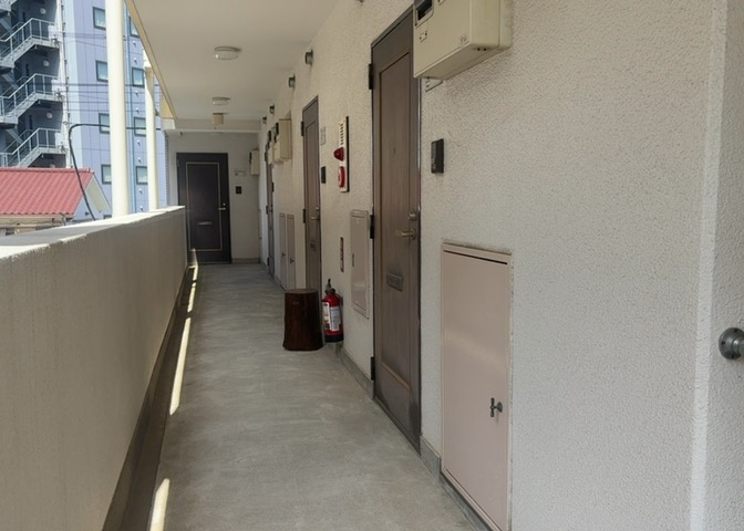 玄関は家の顔でもあり、家族以外の目にも止まる場所です。玄関は外との間を仕切る扉、靴などをしまっておく収納スペース、靴脱ぎのたたきスペース、来客とのやり取りをするドアホンなど複数のアイテムからなります。