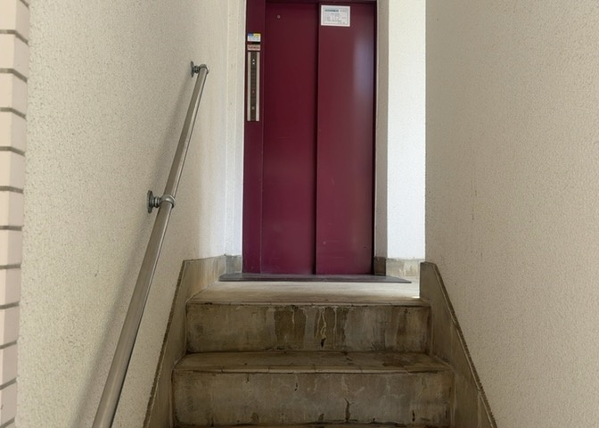 共有部分は、住民なら誰もが使える設備のこと。例えば駐車場やエレベーター、インターネット設備、セキュリティ設備などがあります。他にも、マンションの廊下・外部階段やエントランス・ゴミ置き場などがあります。