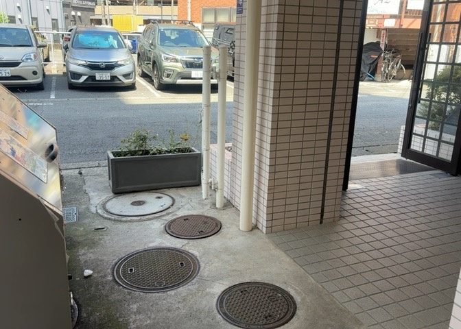 共用部分は、一棟の建物に住む区分所有者全員が共同で所有するとし、共用部分の管理、補修などは、区分所有者で形成される管理組合が行います。個人の判断で勝手に変更することはできませんので覚えておきましょう。