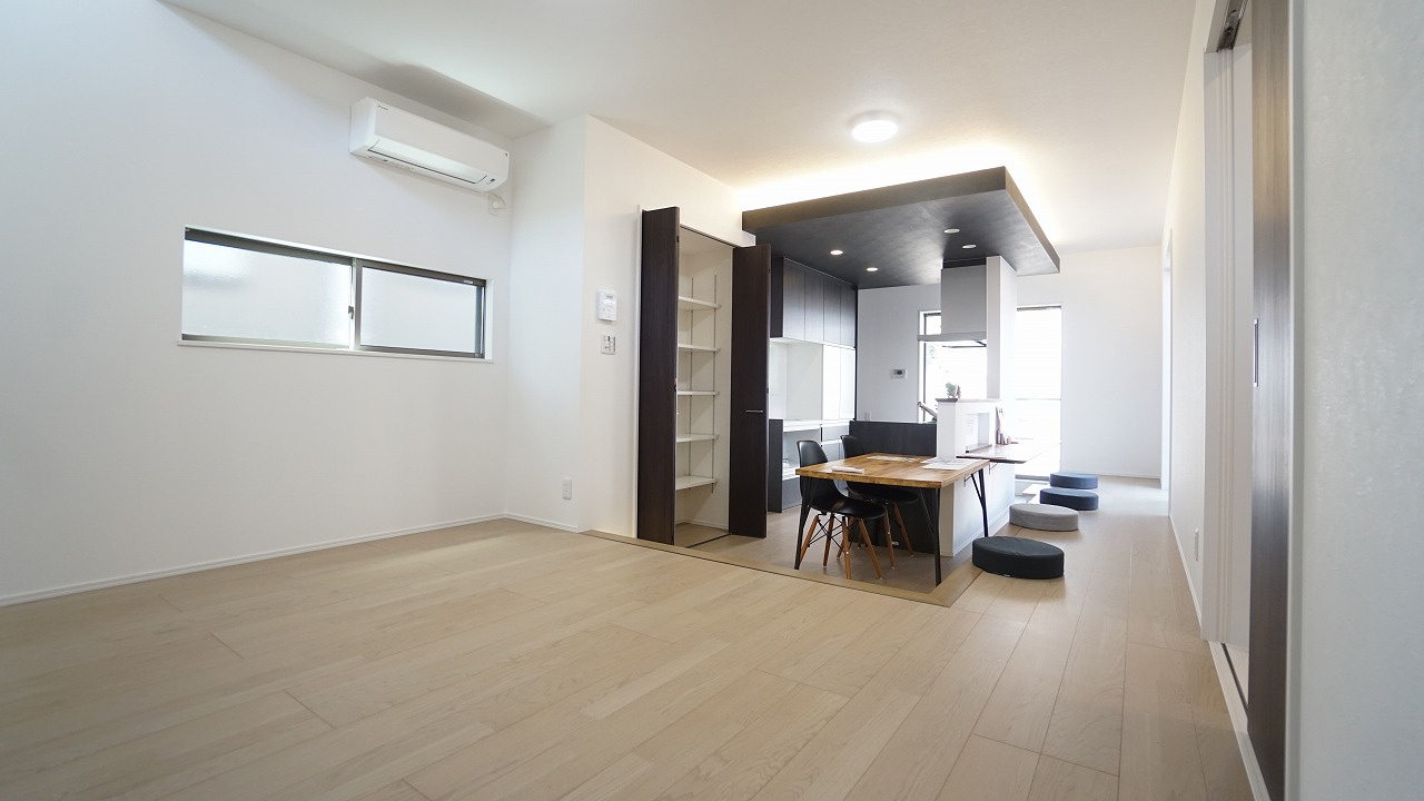 18.12帖　ＬＤＫ　開放的な空間　ハイデザインの間接照明を採用