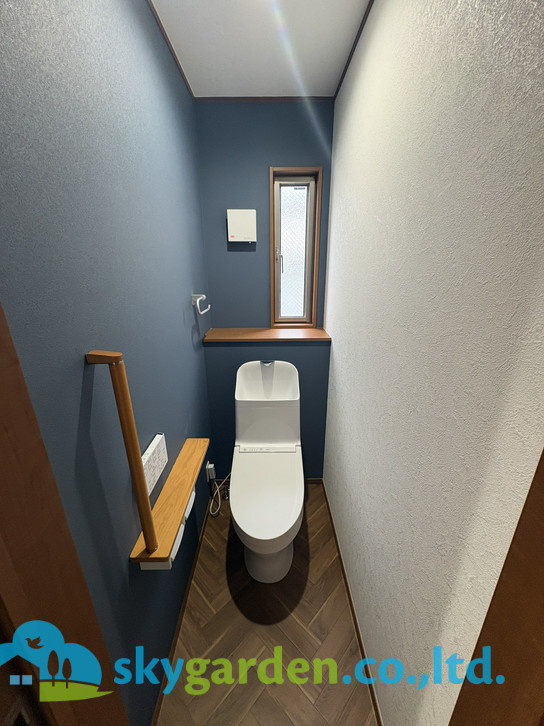 落ち着いた色調のトイレです