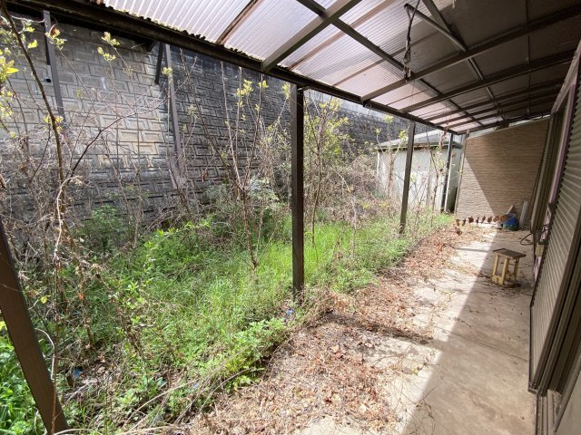 陽当たりの良い南側の庭は、手入れ次第で菜園やガーデニングスペースとして活用できるポテンシャルを秘めています。屋根付きのテラスが設置され、洗濯物干しや日除け対策にも。プライベート空間としても楽しめます。