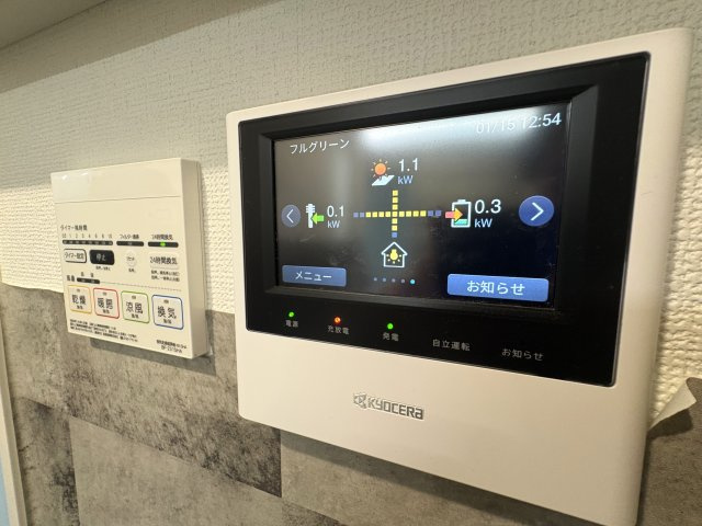 発電量や電気使用状況を確認しやすい、視認性の高い蓄電池モニターを設置。