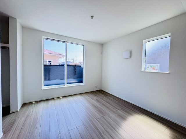 7帖寝室・南側バルコニー前の明るいお部屋です♪