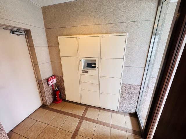 荷物の受け取り時間を気にせず外出できる宅配ボックス付　