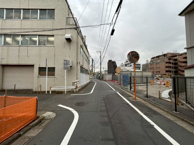 落ち着いた交通量の前面道路は、小さなお子様がいるご家族にも安心の環境。周辺は静かな街並みが守られており、夜間も落ち着いて過ごせます。プライバシーを保ちつつ、開放感ある暮らしがここから始まります。