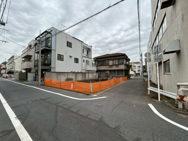 周囲に高い建物が少なく、空を広く感じられる現地。西側道路は約5.4mの幅員があり、視界が開けているため開放的です。この地にどのような邸宅を描くか、現地で実際の陽当たりをぜひお確かめください。