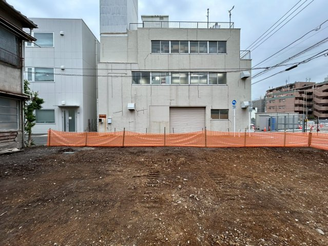 奥行きのある敷地形状により、プライベートな庭スペースや、大型のウォークインクローゼットを設けた寝室など、ゆとりある設計が可能です。家族が自然と集まる、明るく広々とした住空間を実現できる広さです。