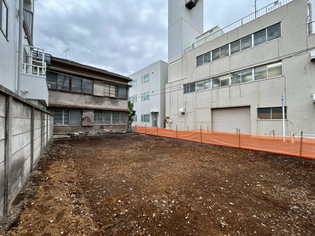 敷地奥からも前面道路までの見通しが良く、防犯面でも安心感のある土地形状です。周囲の建物との距離感も適度に保たれており、採光をしっかり確保した明るい居室をつくることができる、恵まれたコンディションです。