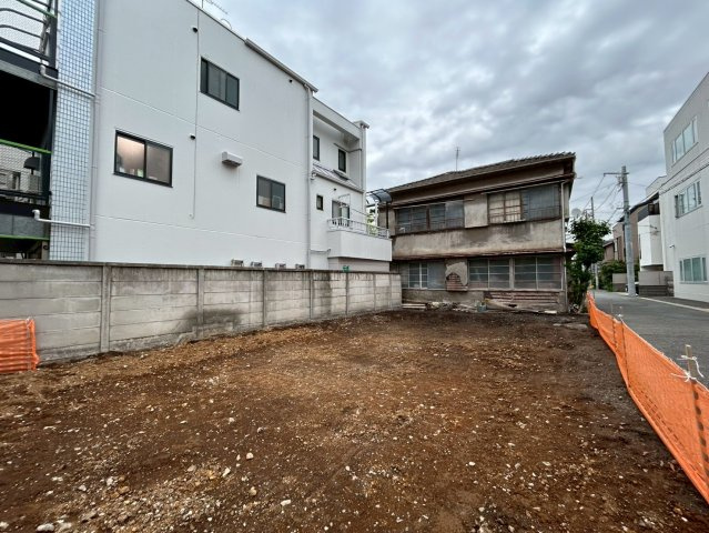 角地を象徴する、この地で最も陽の当たるポイント。南側からの光を取り込む大きな窓を配置すれば、冬場でも暖かな光が差し込むリビングに。家族の笑顔が絶えない、陽だまりのような住まいづくりに最適です。