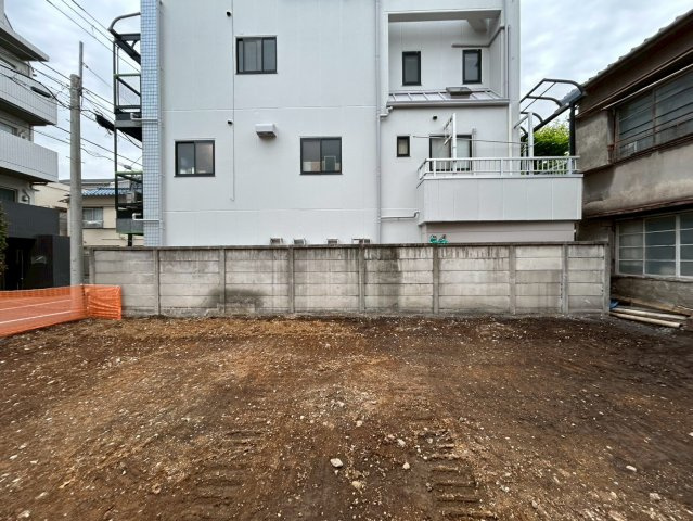 北側からも隣地とのスペースが確保されており、家全体に風が通り抜ける設計が可能です。住宅密集地とは一線を画す、角地ならではの「ゆとり」と「心地よさ」を、ぜひ現地の空気感とともに体感してください。