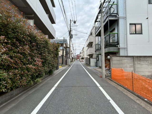 舗装された平坦な前面道路は、ベビーカーの移動や自転車の走行もスムーズです。西側の広い道路幅により、カースペースへの駐車もストレスなく行えます。毎日の送り迎えや外出がより快適になる環境です。