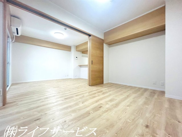 リビングルーム隣の南向きのバルコニーに面した洋室です♪（入居前・2024年6月撮影）
