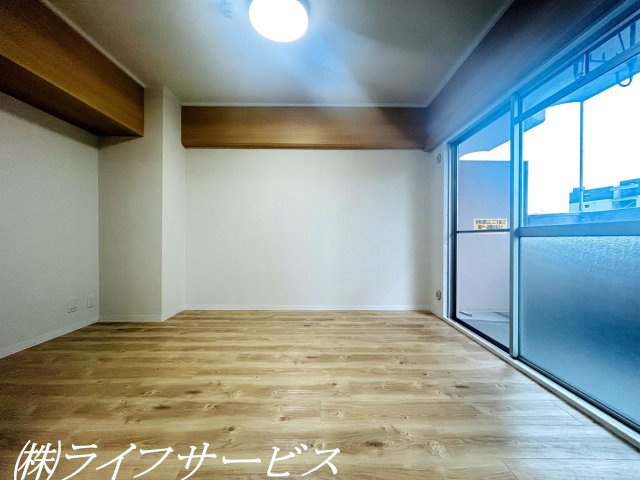 リビングルーム隣の南向きのバルコニーに面した洋室です♪（入居前・2024年6月撮影）